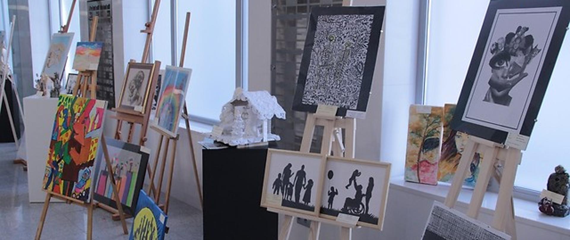 Minister Elżbieta Rafalska wręczyła nagrody w konkursie plastycznym dla domów pomocy społecznej i ośrodków wsparcia pn. „Rodzina w moich oczach” 