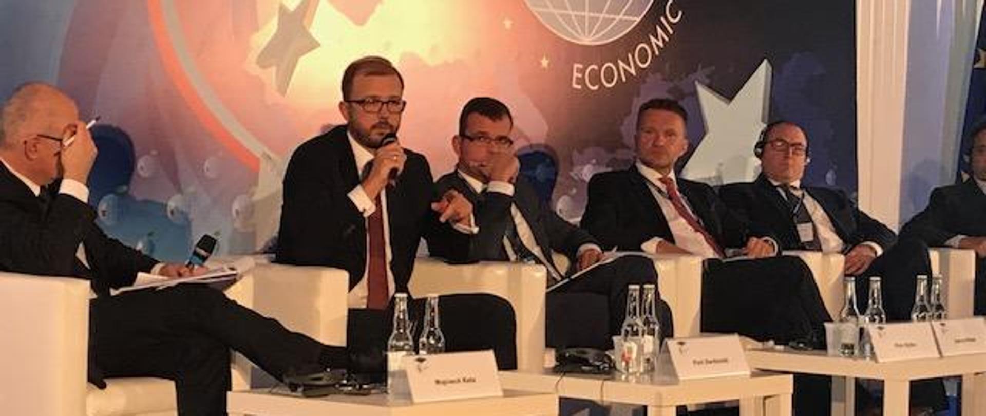 Piotr Müller i Piotr Dardziński siedzą przy stolikach