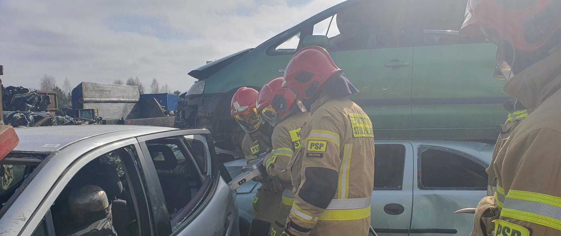 Strażacy podczas ćwiczeń z ratownictwa technicznego
