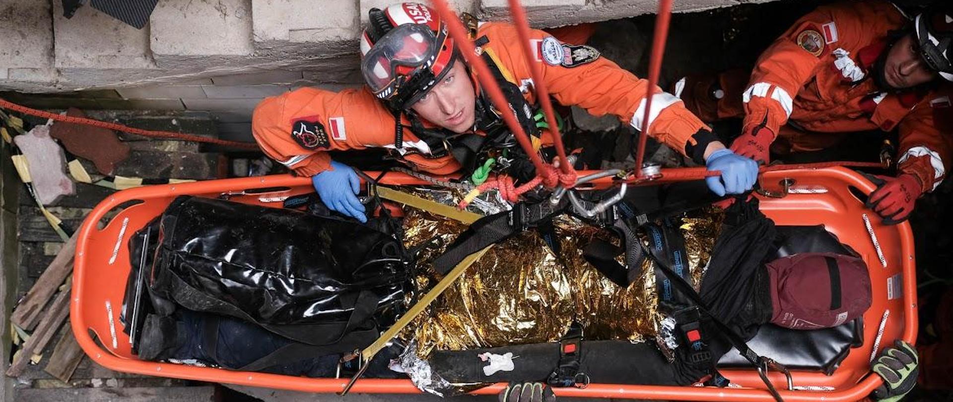 Zdjęcie przedstawia ćwiczących ratowników