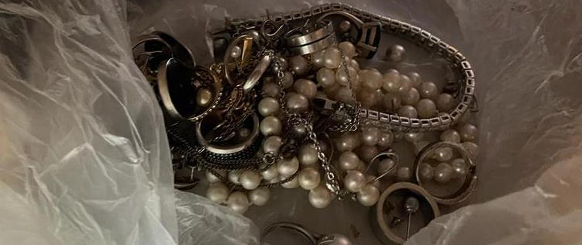 zdjęcie przedstawiające dowody rzeczowej - skradziona biżuteria