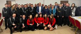 Komendant mł.bryg. Marcin Błoński, wójt Gminy Pniewy Ireneusz Szymczak i strażacy ochotnicy z Ciechlina