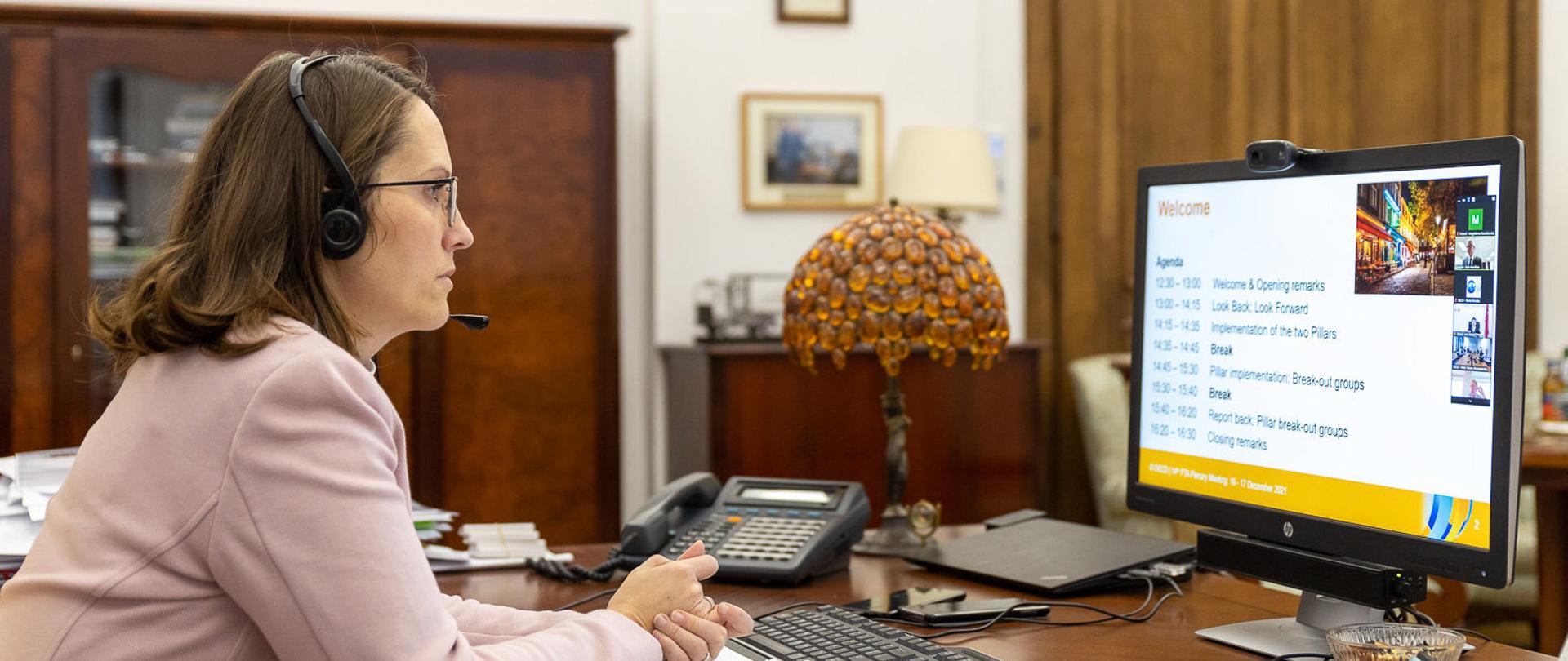 Szefowa KAS Magdalena Rzeczkowska podczas wideo konferencji.