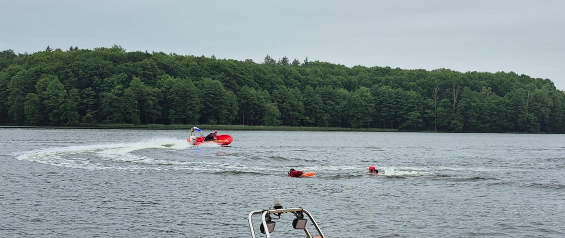 Dwie łodzie straży pożarnej ratownictwa wodnego podczas pokazów na wodzie