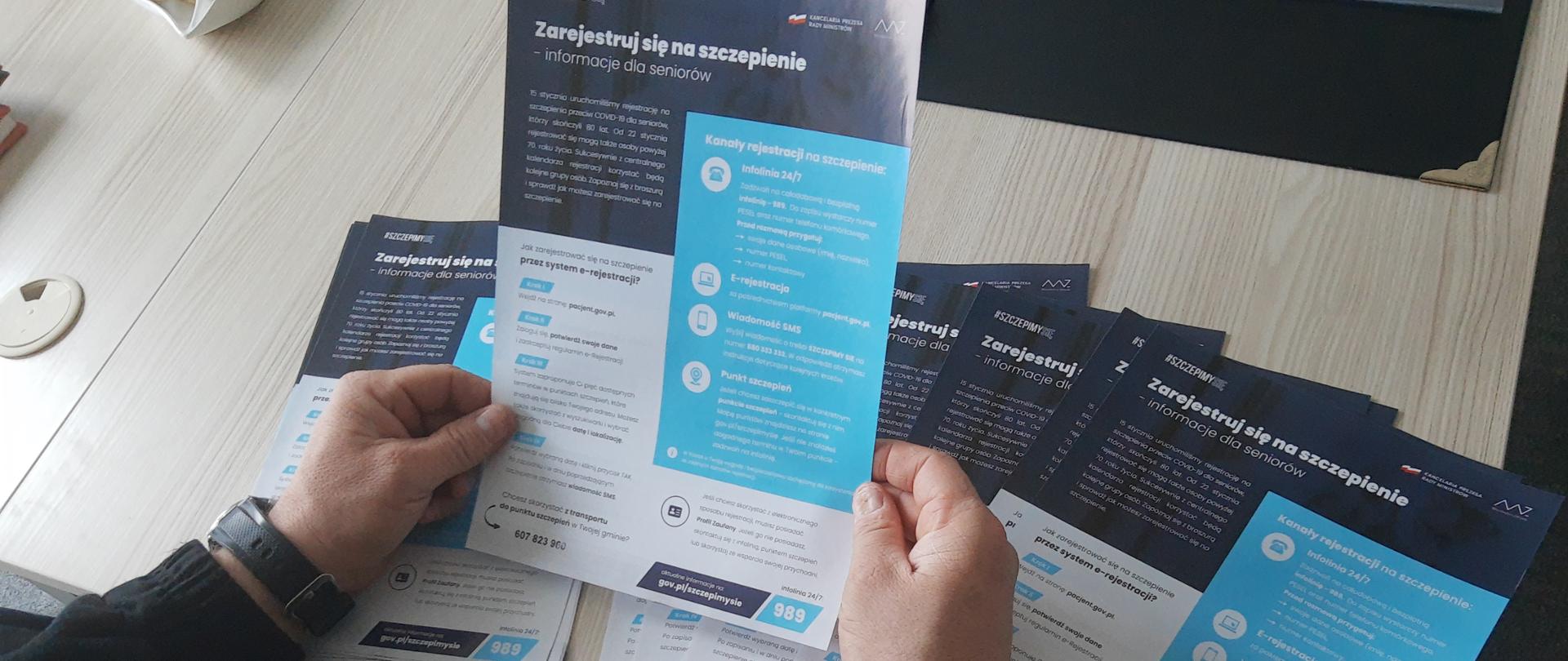 Strażak przygotowujący ulotki