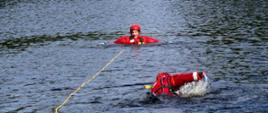 Ewakuacja poszkodowanego znajdującego się w wodzie.