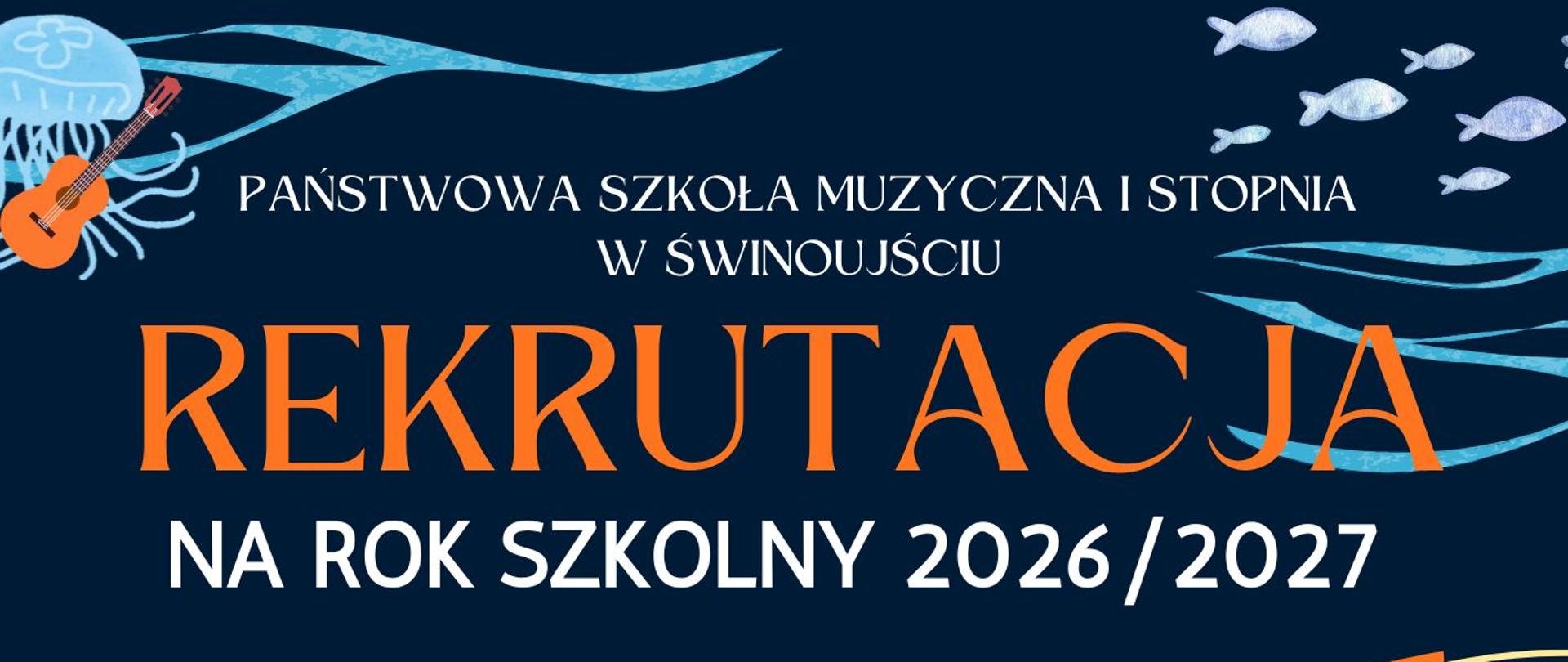 Plakat rekrutacyjny PSM I stopnia w Świnoujściu na rok szkolny 2026/2027. Granatowe tło z motywami nut, klawiatury fortepianu i podwodnych roślin oraz ryb. Duży pomarańczowy napis "REKRUTACJA". Informacje o naborze na instrumenty: akordeon, fortepian, flet, saksofon, trąbka, perkusja, klarnet, skrzypce i gitara. Podane terminy: drzwi otwartych, kursu przygotowawczego oraz badań wstępnych. Na dole plakatu dane kontaktowe sekretariatu szkoły.