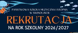 Plakat rekrutacyjny PSM I stopnia w Świnoujściu na rok szkolny 2026/2027. Granatowe tło z motywami nut, klawiatury fortepianu i podwodnych roślin oraz ryb. Duży pomarańczowy napis "REKRUTACJA". 