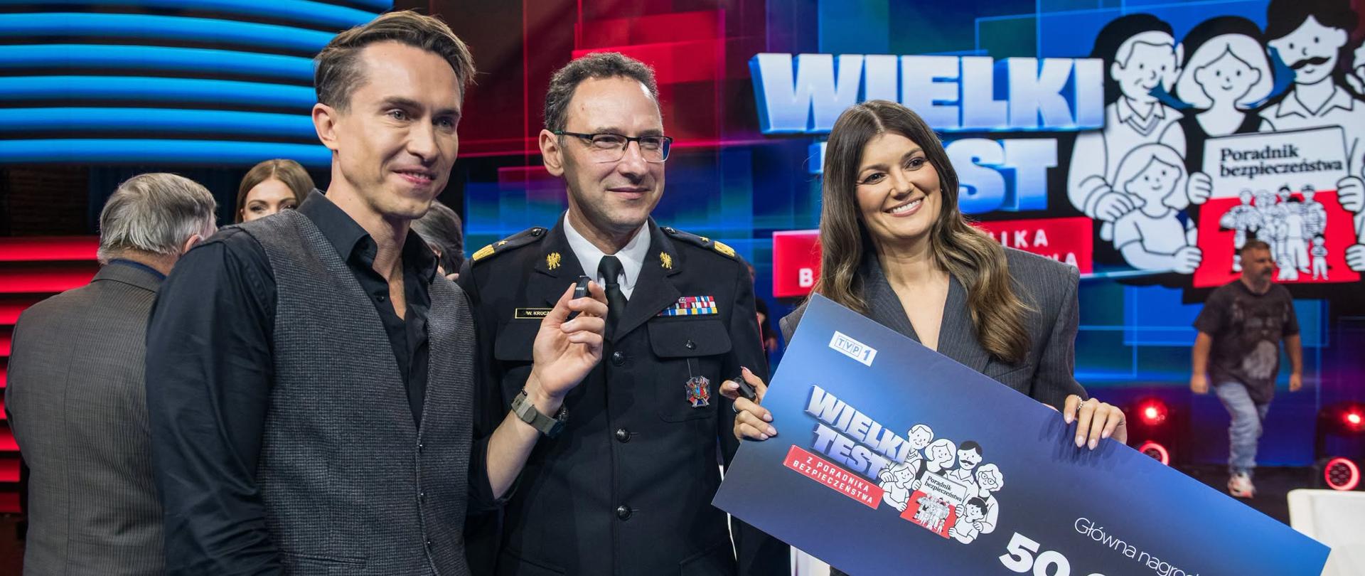 02.10.2026 WARSZAWA MOKOTOW UL.WORONICZA TELEWIZJA POLSKA W LIKWIDACJI STUDIO S1 - REALIZACJA PROGRAMU; WIELKI TEST PORADNIKA BEZPIECZENSTWA
N/Z MARTA SURNIK I MATEUSZ JARECKI - ZWYCIEZCY WIELKIEGO TESTU ORAZ NADBRYGADIER WOJCIECH KRUCZEK - KOMENDANT GLOWNY PANSTWOWEJ STRAZY POZARNEJ