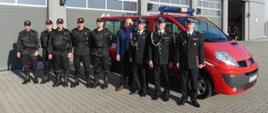 Na zdjęcie grupa oficerów z PSP Oświęcim z Komendantem powiatowym na czele oraz władze samorządowe.