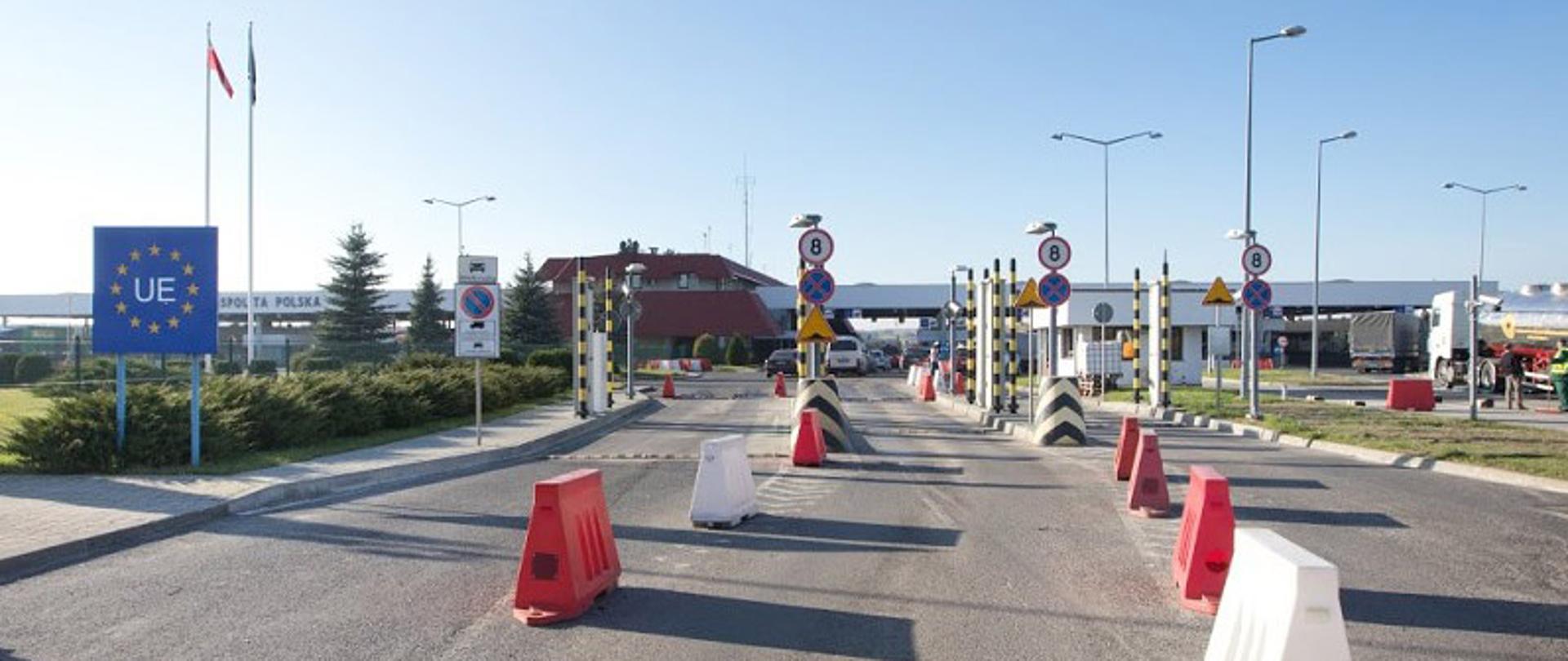 Widok na przejście graniczne w Korczowej, znaki drogowe, odbojniki, po lewej stronie plansza z napisem UE