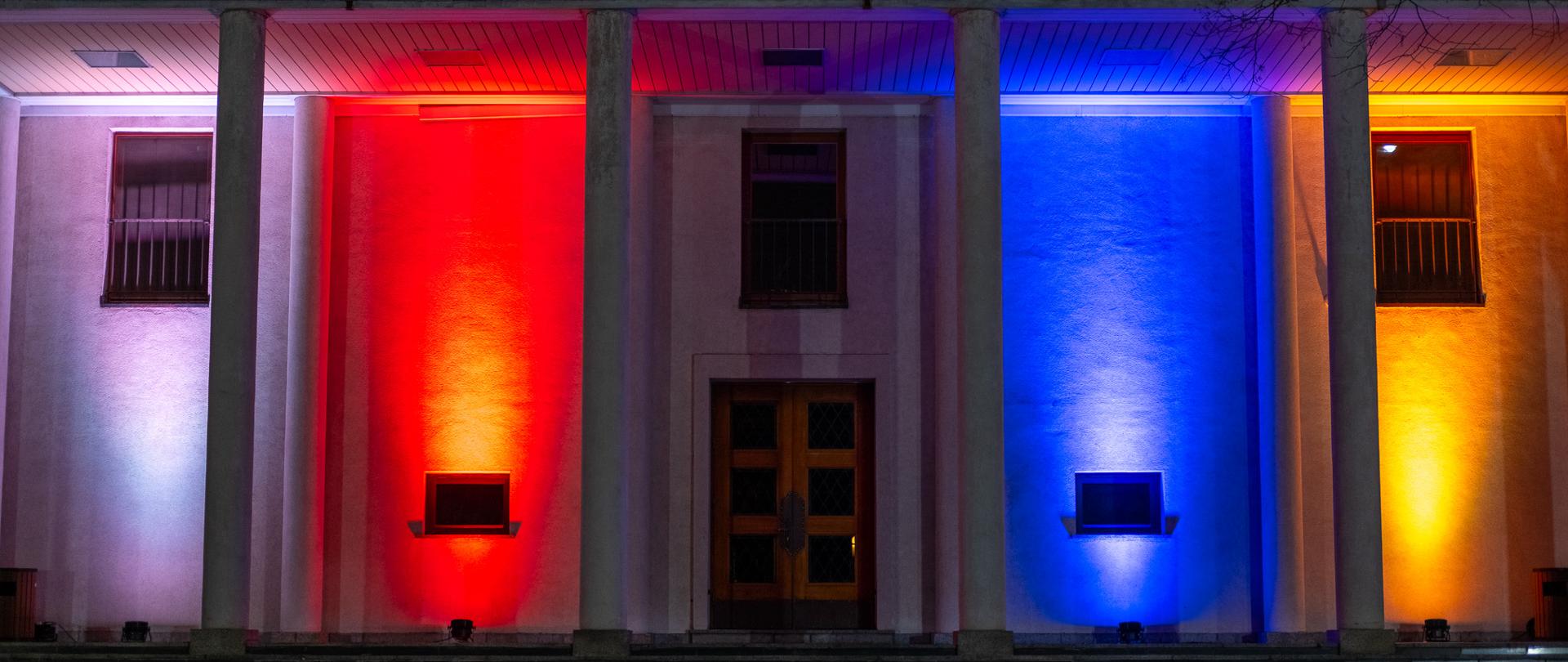 Budynek Ambasady RP w Pekinie podświetlony kolorami flag Polski i Ukrainy