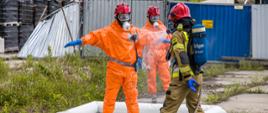 Zdjęcie przedstawia strażaków podczas działań przy składowisku odpadów chemicznych w Skarbimierzu-Osiedle.