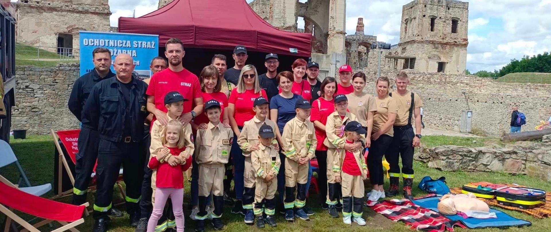 Drużyna MDP Iwaniska na tle zamku wraz z załoga z JRG Opatów oraz Opiekunami z OSP Iwaniska