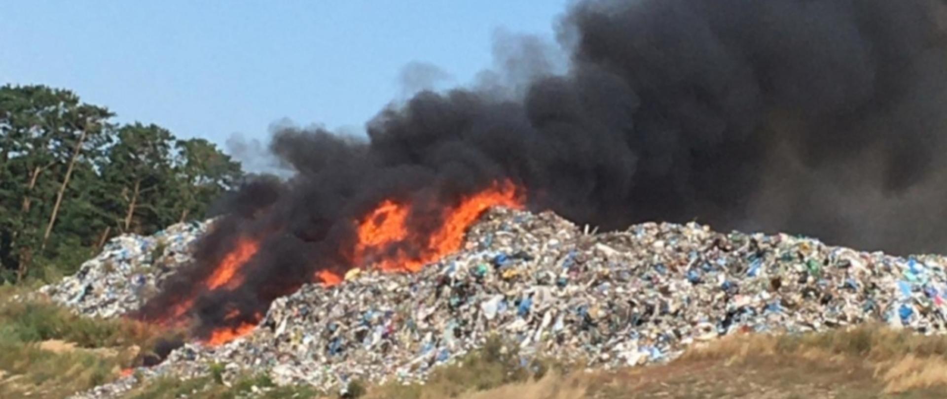 Pożar pryzmy śmieci