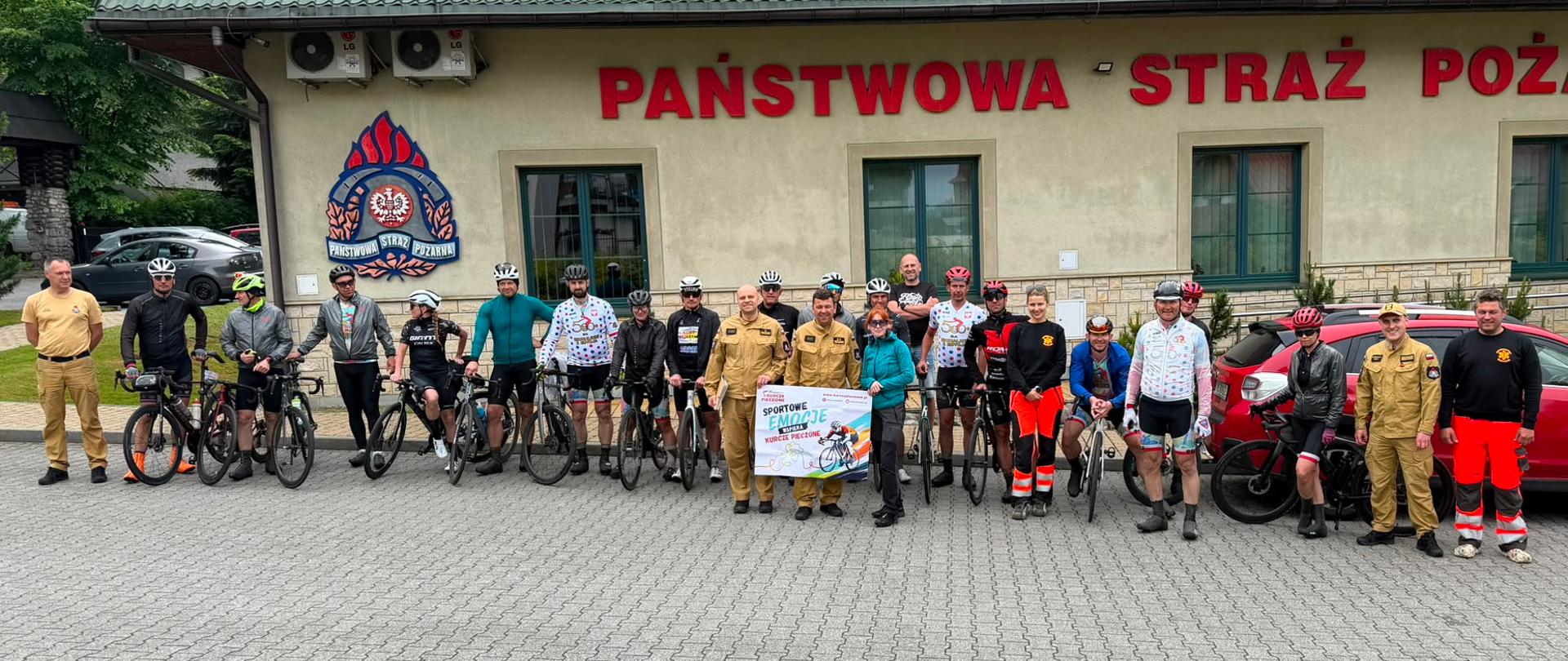 Zdjęcie przedstawia kolarzy- strażaków