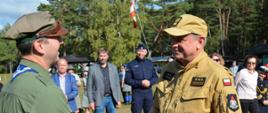 Komendant Chorągwi Gdańskiej Związku Harcerstwa Polskiego gratuluje pomorskiemu komendantowi wojewódzkiemu Państwowej Straży Pożarnej wyróżnienia.
