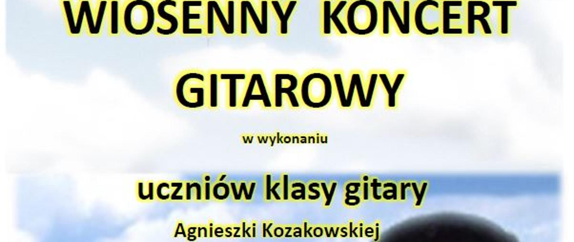 Plakat z grafiką trawy oraz gitary z szczegółową informacją tekstową dotyczącą wiosennego koncertu gitarowego, który odbędzie się 28 marca 2025