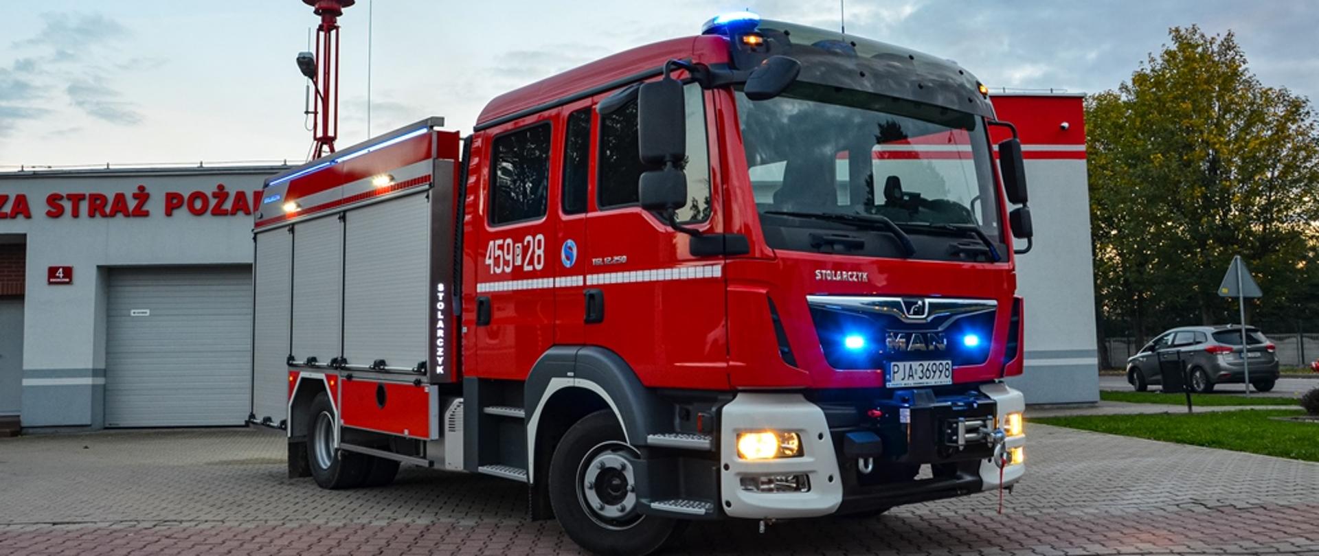 Samochód ratowniczo Gaśniczy przed remizą OSP Golina