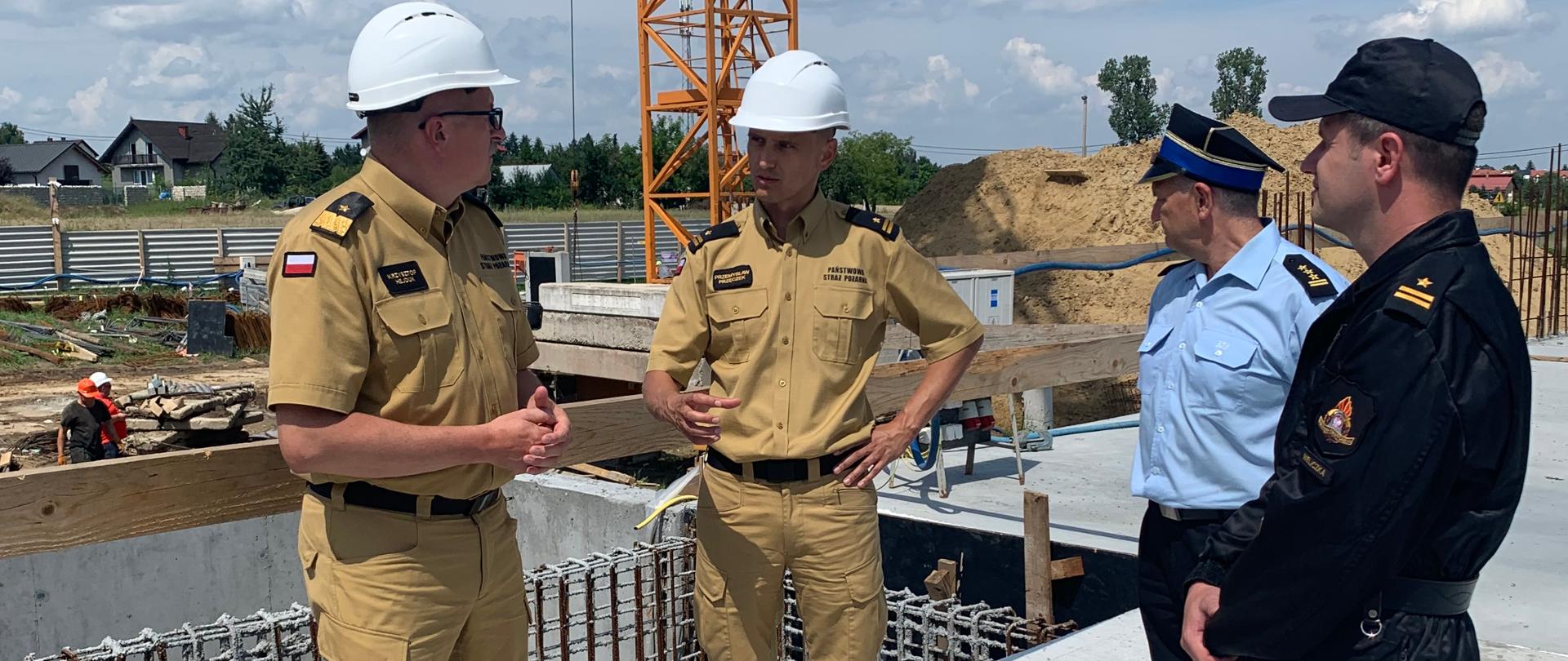 Funkcjonariusze PSP na placu budowy KP PSP w Wieliczce