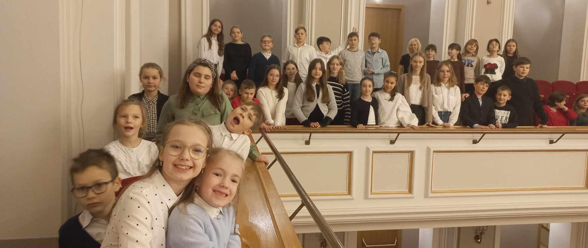 Grupa uczniów na widowni Filharmonii Śląskiej w Katowicach