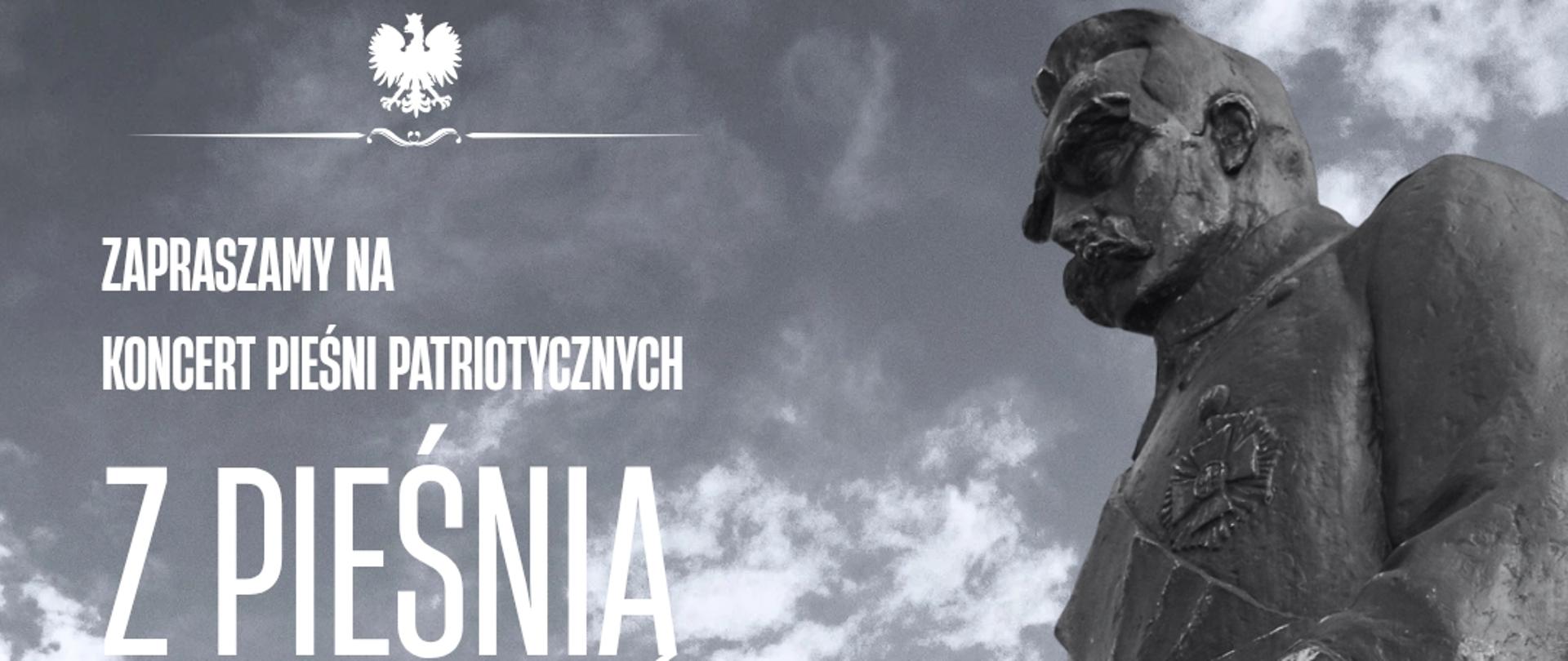 Plakat zapowiada koncert pieśni patriotycznych zatytułowany „Z pieśnią ku wolności”. W tle widoczny jest monumentalny, szary pomnik przedstawiający postać Marszałka Józefa Piłsudskiego na tle nieba z chmurami. Dominują kolory biały, szary i czerwony, symbolizujące barwy narodowe Polski. Na plakacie znajduje się biały orzeł – godło Polski – oraz tekst informujący o wydarzeniu: koncert odbędzie się 13 listopada 2025 roku o godzinie 17:00. Wystąpi chór uczniów, rodziców i nauczycieli Państwowej Szkoły Muzycznej I stopnia im. J. S. Bacha w Grajewie wraz z zespołem instrumentalnym nauczycieli szkoły.