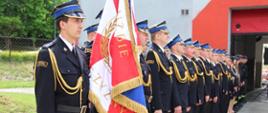 Na zdjęciu pododdział funkcjonariuszy w umundurowaniu wyjściowym. Na początku poczet sztandarowy ze sztandarem Komendy Powiatowej Państwowej Straży Pożarnej w Wieliczce