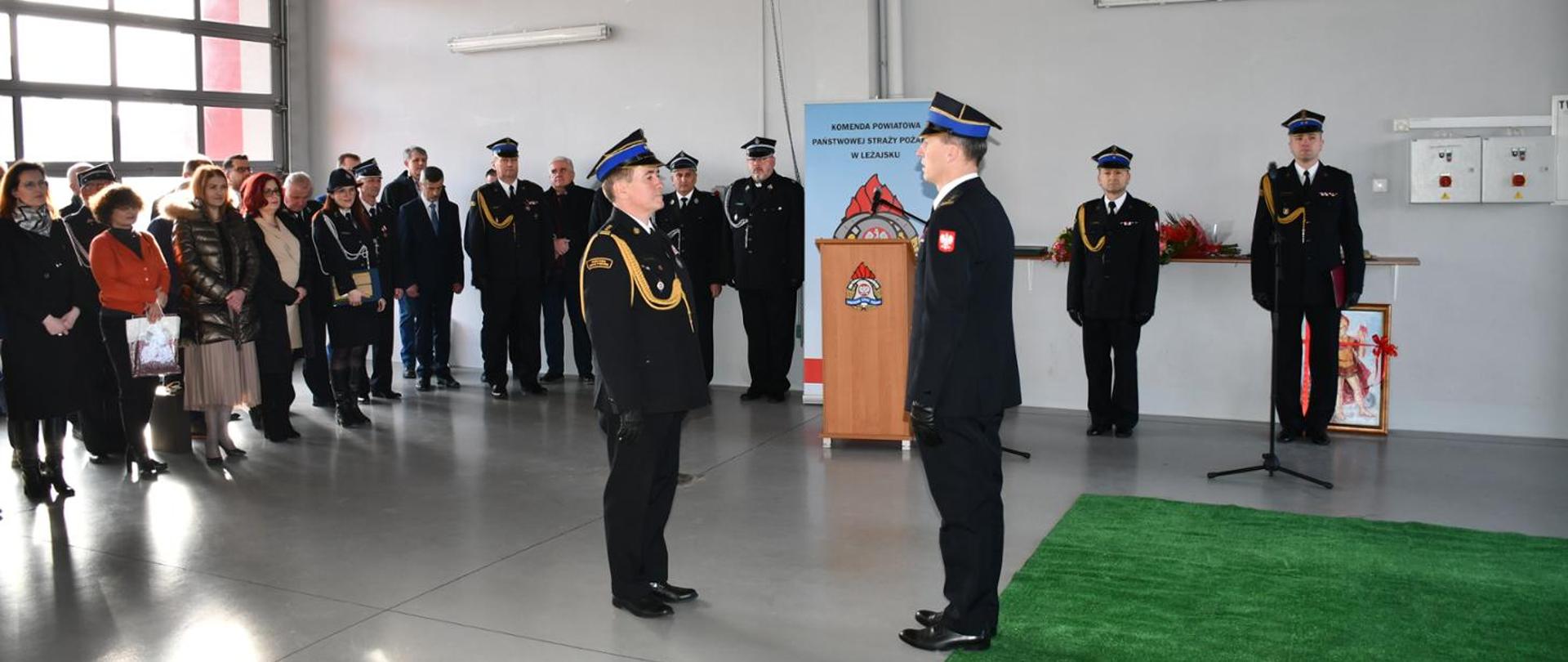 Na zdjęciu widzimy zastępcę komendanta powiatowego PSP w Leżajsku zdającego obowiązki na ręce zastępcy komendanta województwa podkarpackiego.