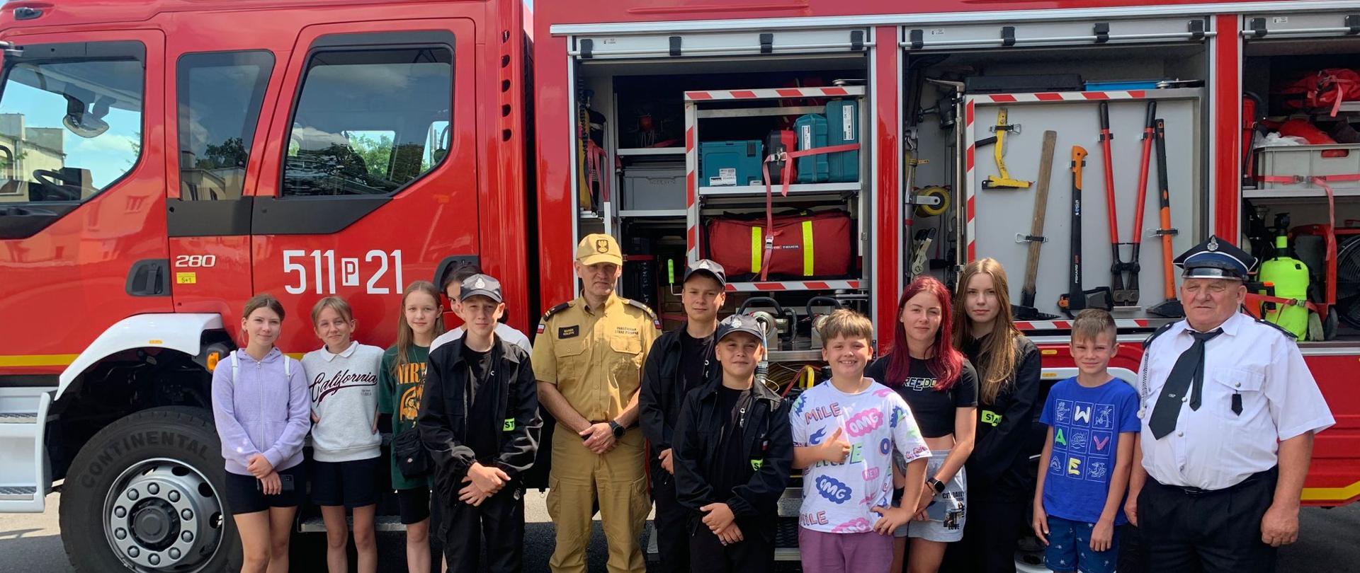 Grupowe zdjęcie przy wozie bojowym