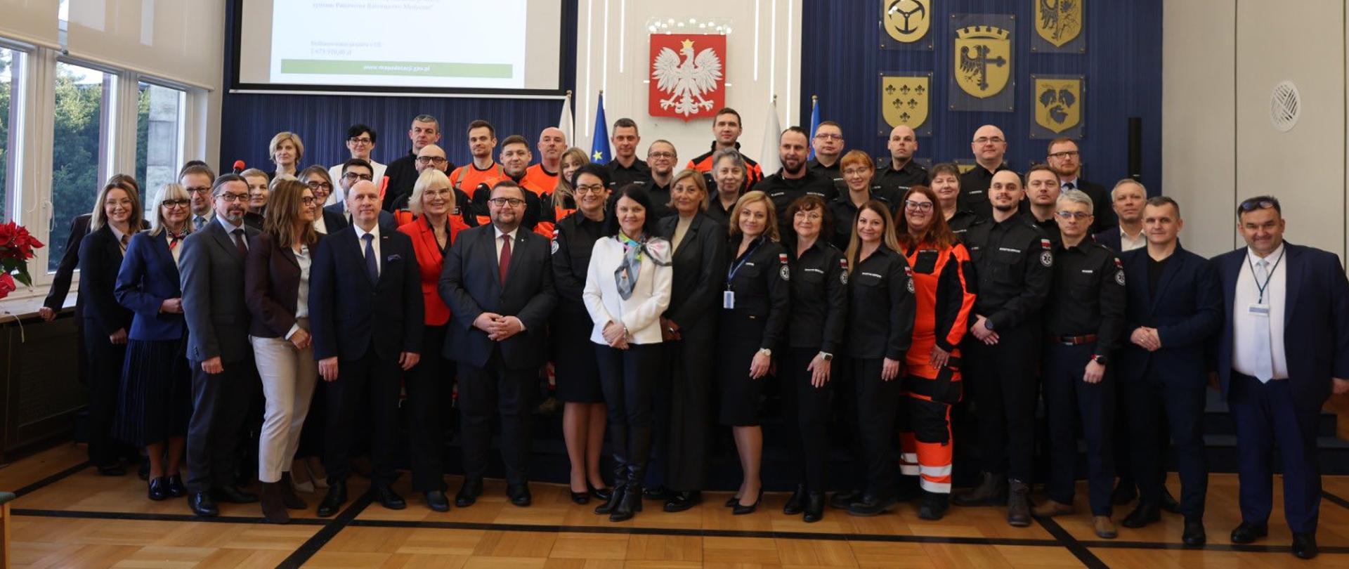 Wiceminister Zdrowia, Pani Katarzyna Kacperczyk, odwiedziła Opolski Urząd Wojewódzki, aby zapoznać się z efektami zrealizowanego projektu „Rozwój infrastruktury łączności radiowej w województwie opolskim na potrzeby systemu Państwowe Ratownictwo Medyczne”. 