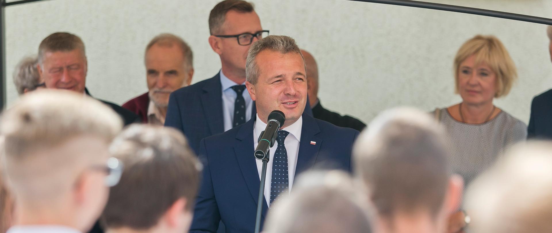 Wojewoda przemawia do uczniów podczas rozpoczęcia roku szkolnego w Zespole Szkół Zawodowych Rzemiosła w Inowrocławiu