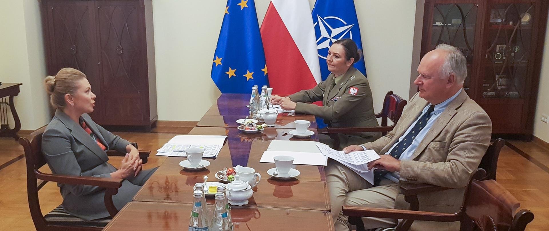 W dniu 7 sierpnia br., Sekretarz Stanu w MON, Paweł Zalewski spotkał się z Ambasador Republiki Mołdawii w Polsce, Violetą Agrici. Spotkanie odbyło się na prośbę strony mołdawskiej i miało charakter zapoznawczy z przedstawicielem kierownictwa resortu Obrony Narodowej.