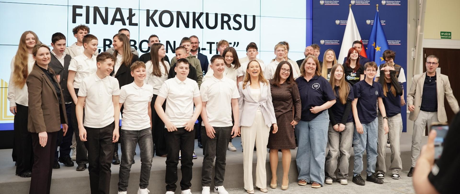Na zdjęciu minister Pełczyńska-Nałęcz z uczestnikami konkursu