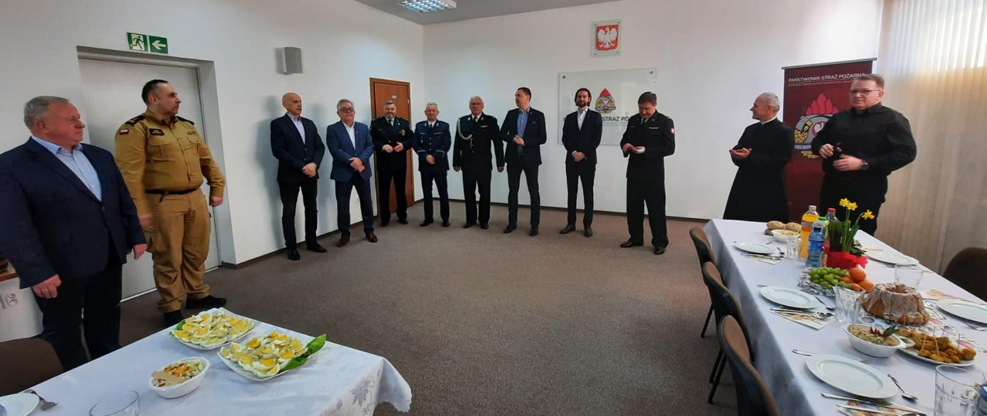 Zaproszeni goście w trakcie przemówienia Komendanta Powiatowego PSP w Grodzisku Maz. st. bryg. Krzysztofa Tryniszewskiego