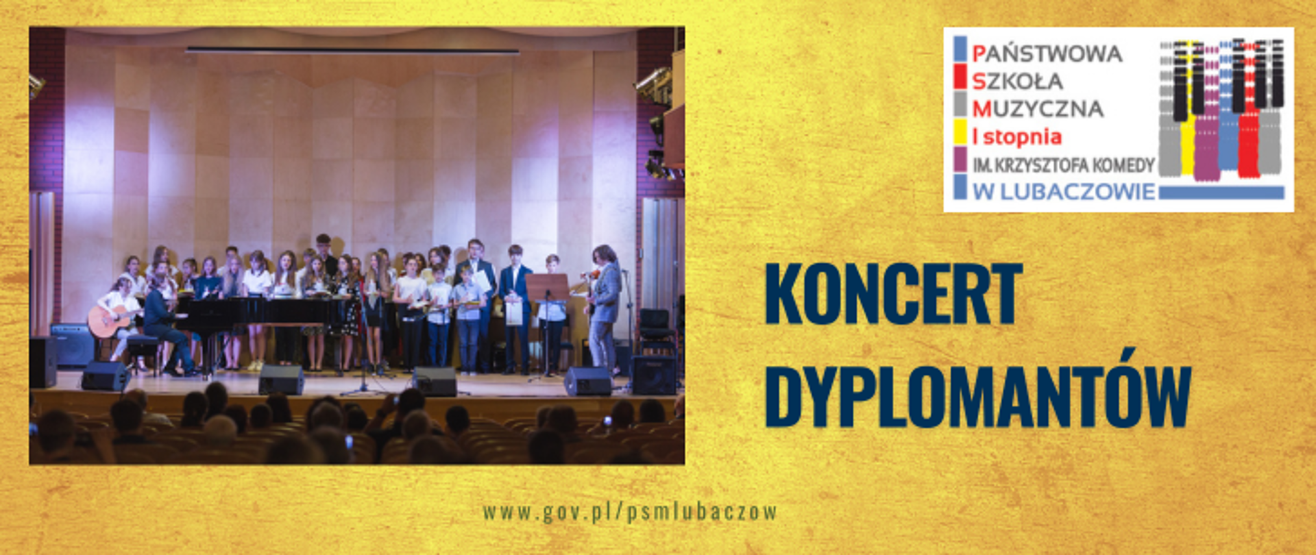 Grafika na żółtym tle z lewej strony zdjecie dyplomantów podczas wspólnego śpiewania, w prawym górnym rogu logo psm w Lubaczowie, poniżej napis koncert dyplomantów. W dolnej częsci grafiki adres strony internetowej szkoły.