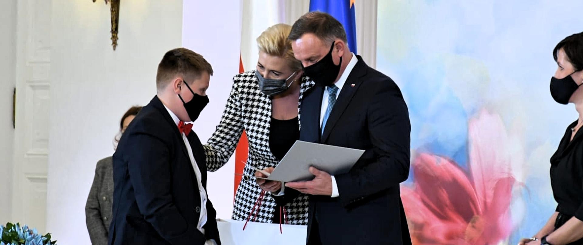 Para Prezydencka podczas wręczania stypendium podopiecznemu fundacji. 