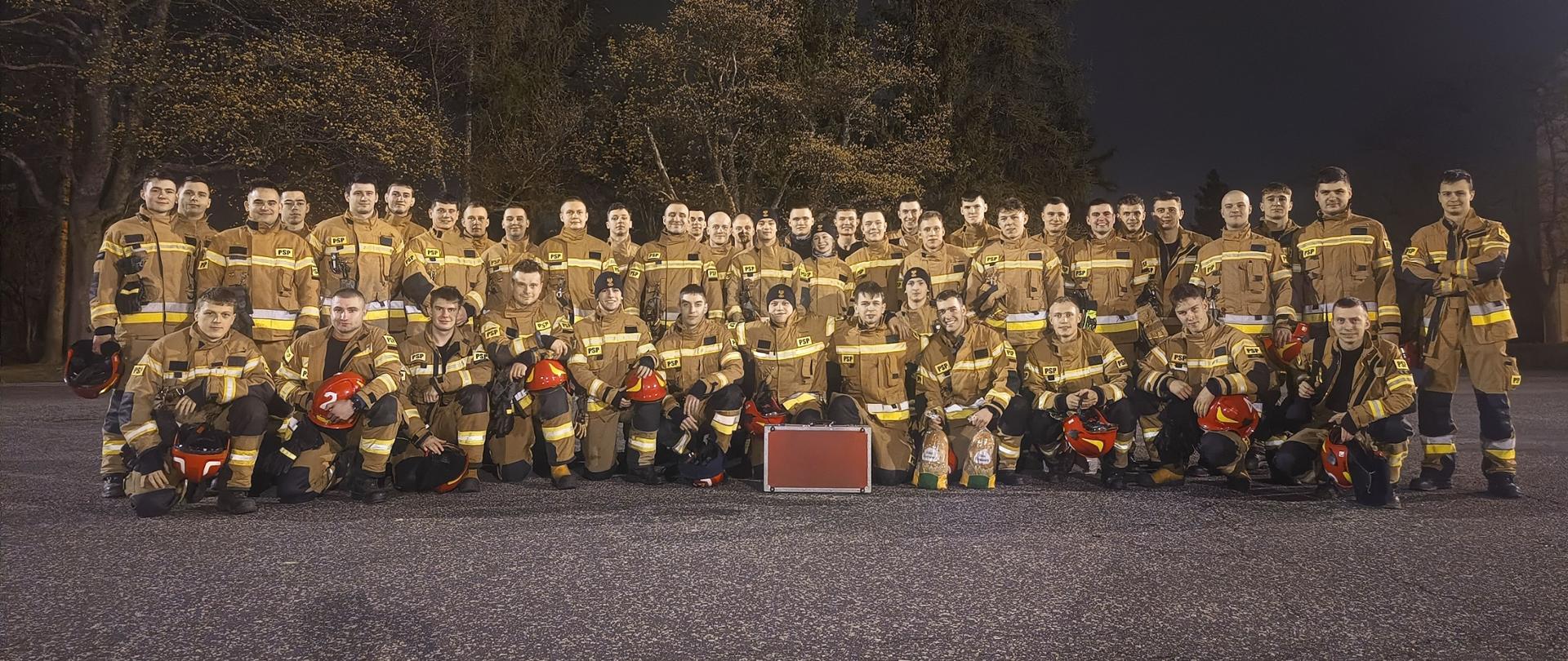 Pamiątkowe zdjęcie kompanii dziennego studium aspirantów - DSA turnus XXVIII - którzy brali udział w nocnych manewrach taktycznych