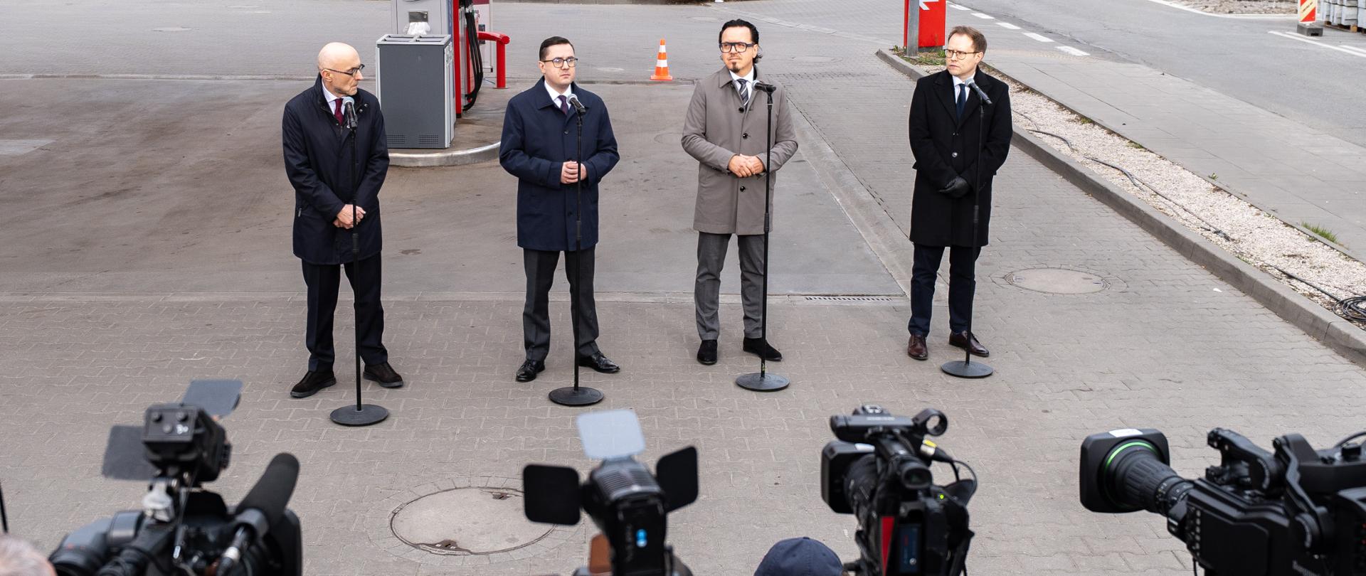 Minister Wojciech Balczun, Minister energii Miłosz Motyka, prezes ORLEN S.A. Ireneusz Fąfara na stacji paliw