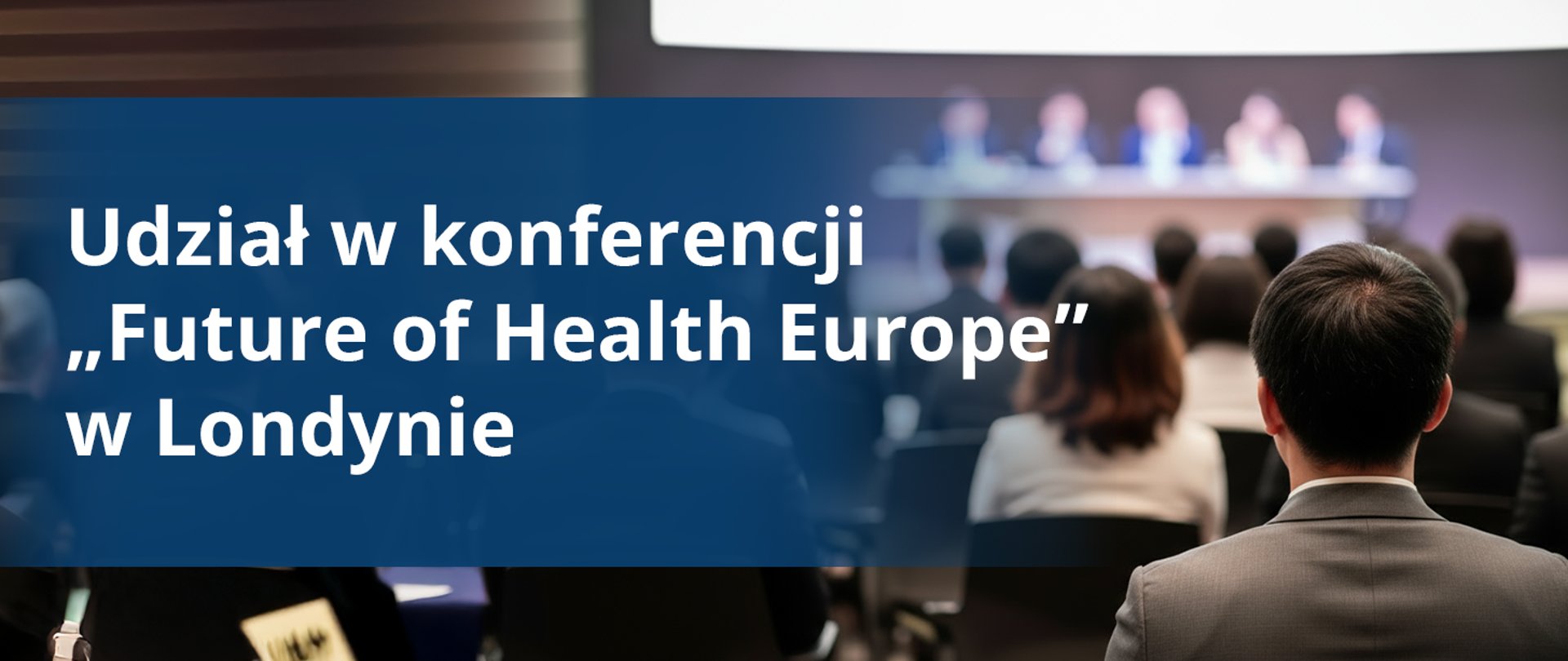 Widok sali konferencyjnej z uczestnikami siedzącymi w rzędach, skierowanymi w stronę sceny, na której znajduje się panel dyskusyjny. Na zdjęciu widoczny napis: „Udział w konferencji ‘Future of Health Europe’ w Londynie”.