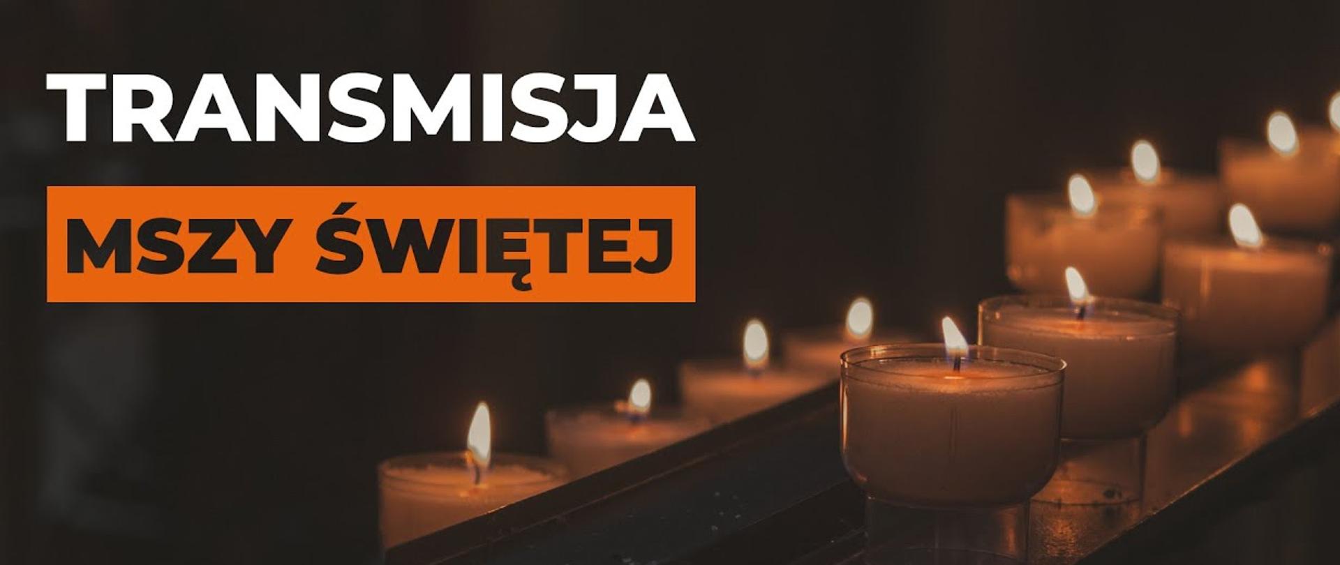 Szereg zapalonych świeczek pośród ciemności z napisem "Transmisja mszy świętej w intencji ojczyzny, strażaków oraz ich bliskich".
