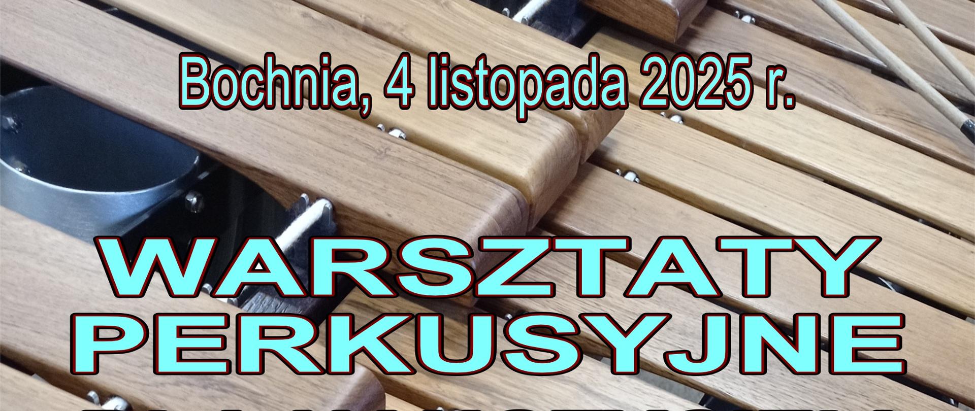 Grafika na brązowo - szarym tle z widocznymi elementami drewnianych płytek marimby. W części centralnej patynowymi drukowanymi literami treść: "Bochnia, 4 listopada 2025 r. Warsztaty perkusyjne dla nauczycieli i uczniów ZPSM w Bochni, prowadzący dr hab. Wojciech Fedkowicz". W części dolnej znajduje się logo szkoły.