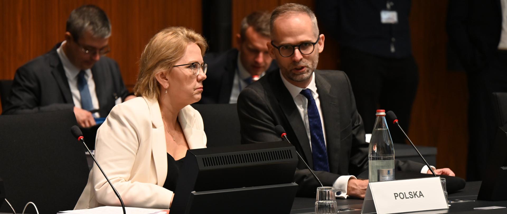 Minister Anna Moskwa i wiceminister Adam Guibourgé-Czetwertyński podczas posiedzenia Rady Unii Europejskiej ds. Transportu, Telekomunikacji i Energii.