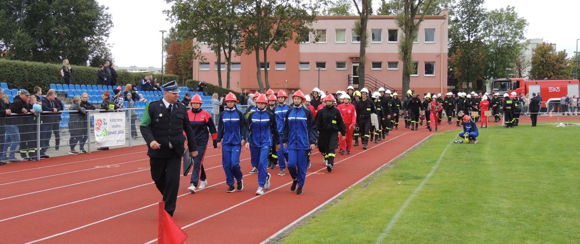 Na zdjęciu widać drużyny wchodzące na stadion.