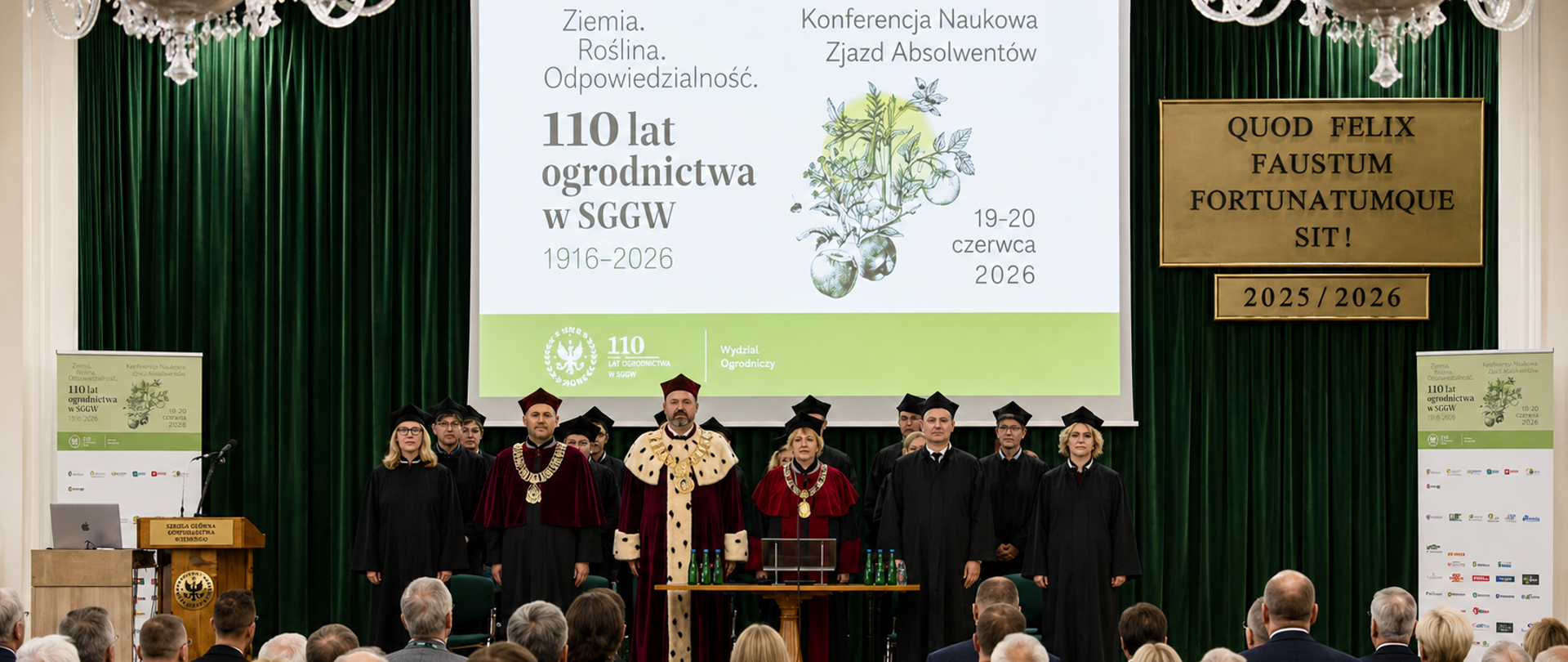 grupa osób stoi w uroczystych togach na scenie