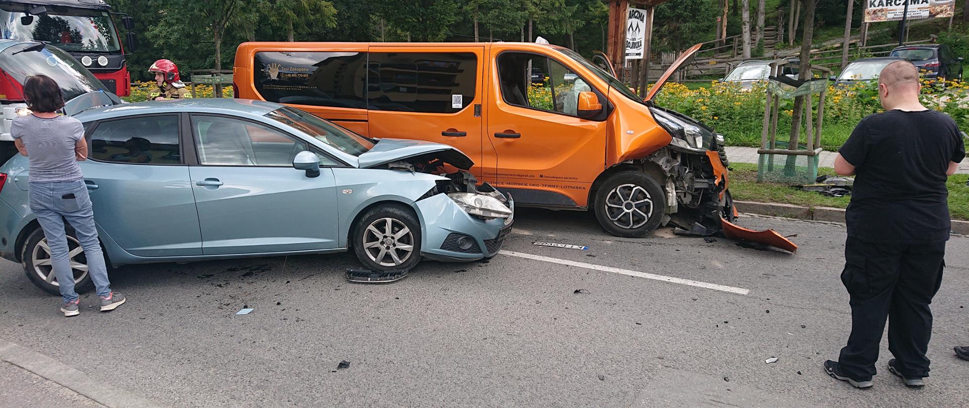 Po przybyciu na miejsce zdarzenia zastępu JOP KDR ustalił, że na ul. Jagiellońskiej doszło do zderzenia dwóch samochodów osobowych, droga jest całkowicie zablokowana, samochodami podróżowały łącznie 3 osoby, które samodzielnie opuściły pojazdy. KDR polecił zabezpieczyć miejsce zdarzenia poprzez rozstawienie stożków ostrzegawczych, skontrolować stan zdrowia osób – nikt nie odniósł obrażeń. Wystawiono posterunki do kierowania ruchem drogowym na ul. Jagiellońskiej. Powstałą plamę z substancji ropopochodnej po kolizji usunięto za pomocą sorbentu. Fragmenty plastiku i szkła z jezdni stwarzające zagrożenie zostały usunięte.