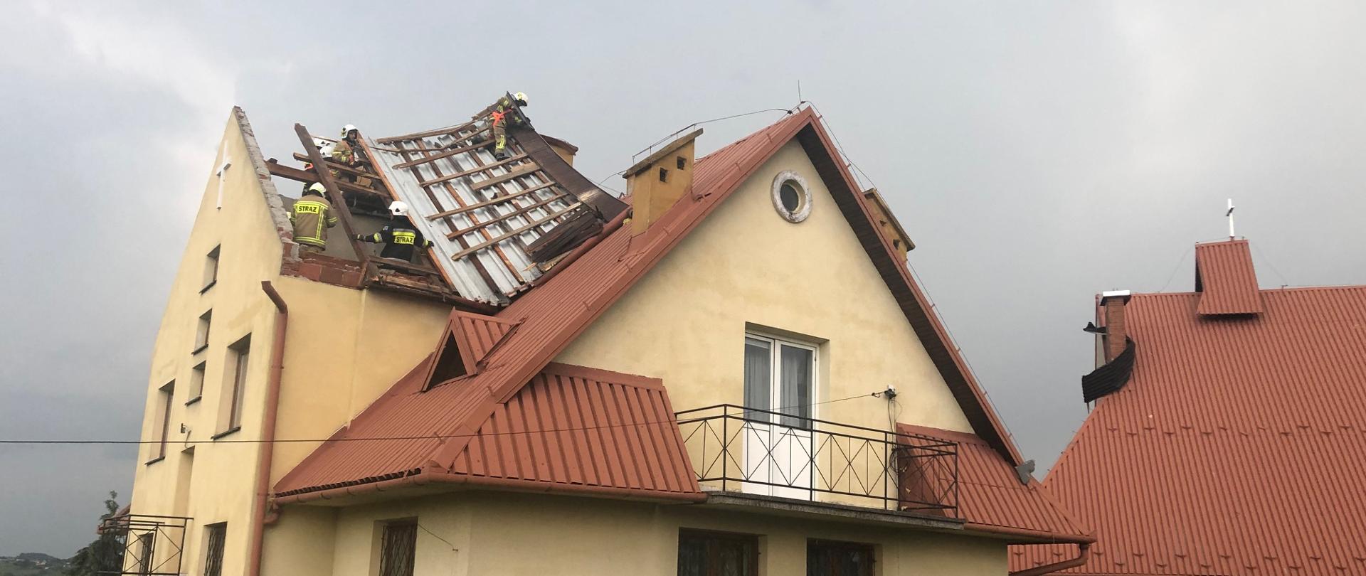 Strażacy prowadzą dzialania na dachu.