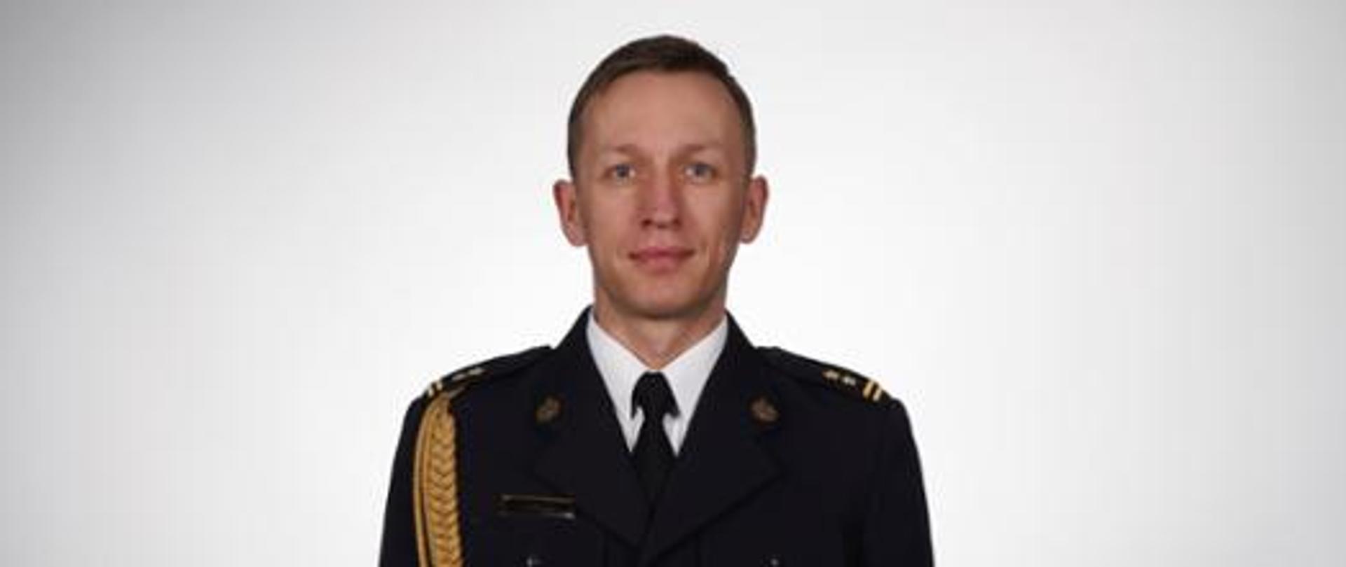 mężczyzna w ciemnym mundurze ze złotym sznurem, zdjęcie profilowe