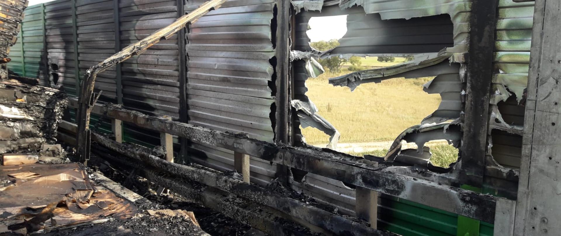 Widoczne uszkodzenia bariery dźwiękoszczelnej oraz bariery ochronnej autostrady S5. 