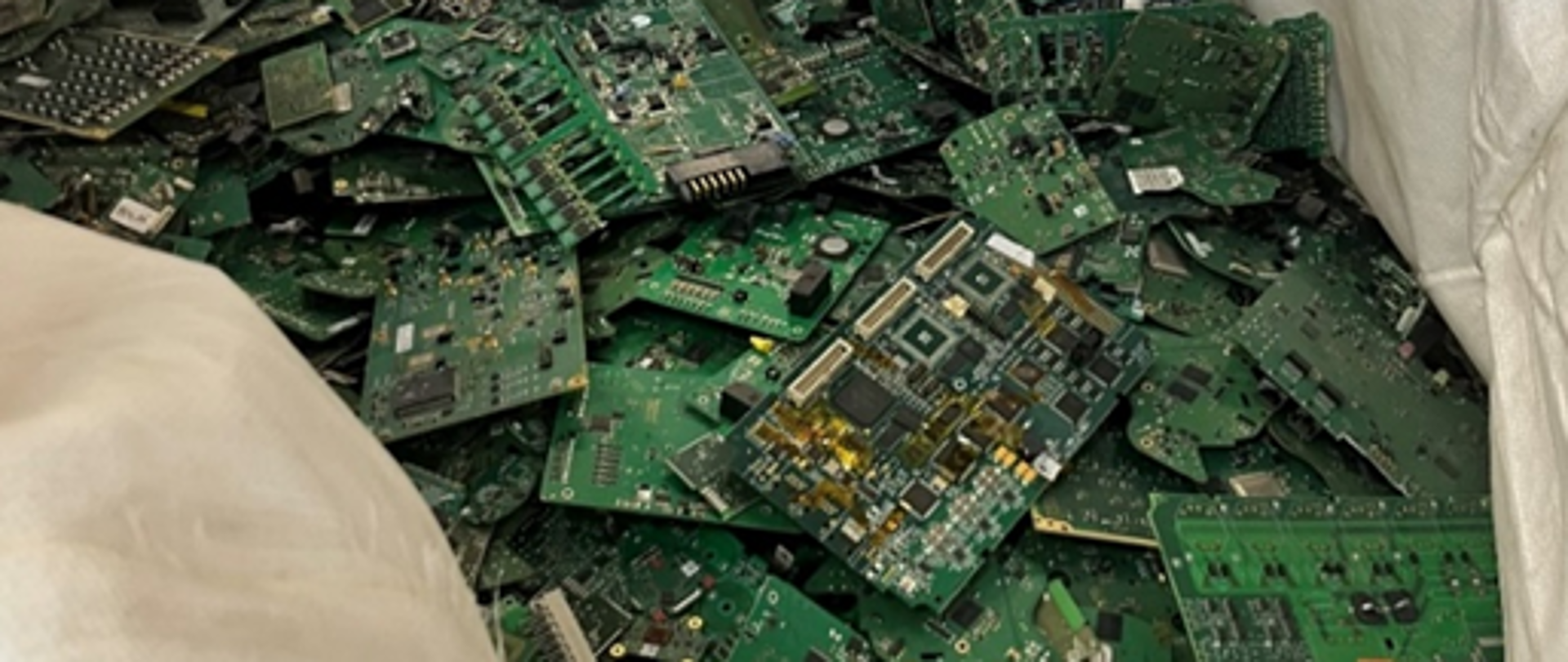 Zdemontowane elementy ze sprzętu elektronicznego w worku typu big-bag 