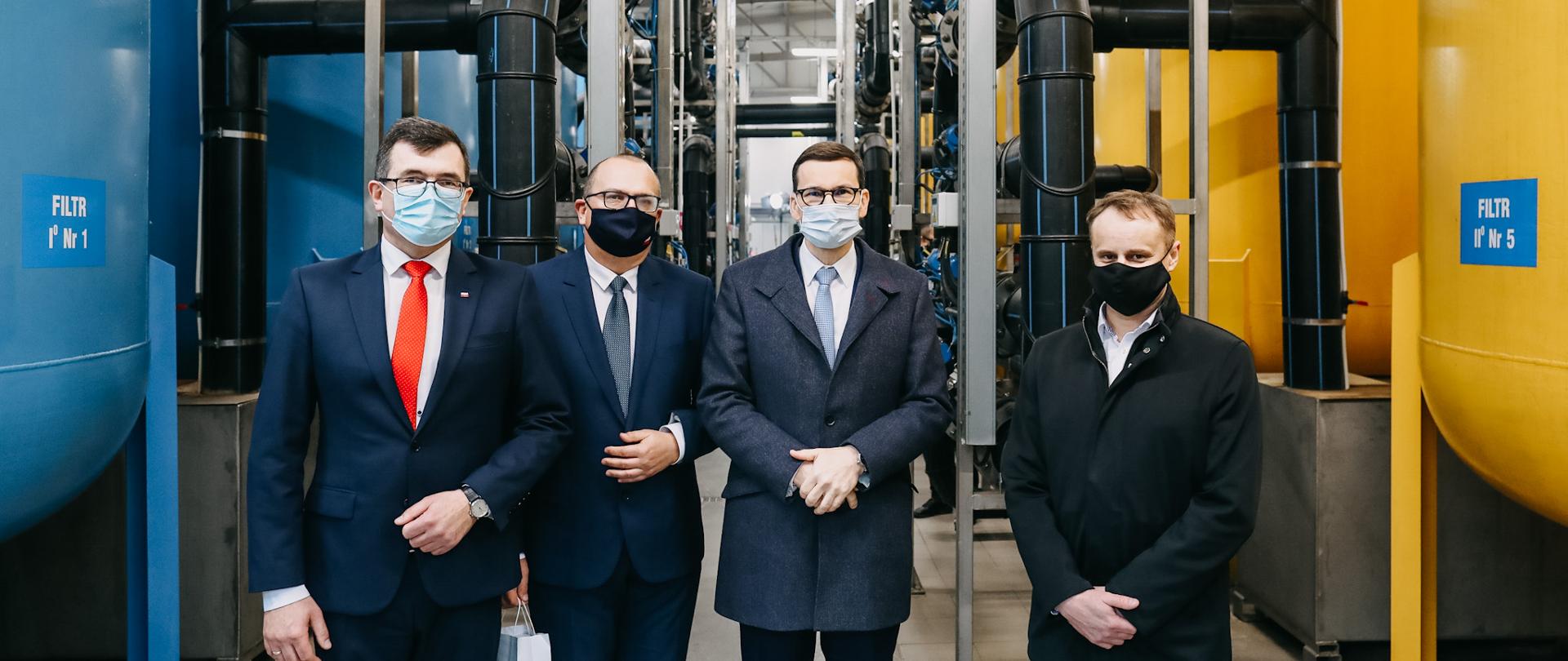 Premier Mateusz Morawiecki podczas zwiedzenia stacji uzdatniania wody w Ząbkach